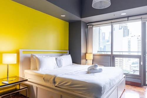 Central Stay w King bed near Greenbelt 55-In TV