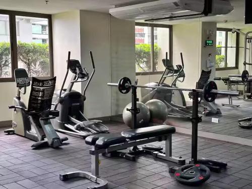 Central Stay w King bed near Greenbelt 55-In TV