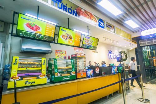 City Best Designer 1BR Makati Fast internet Gym Swim Park 2050