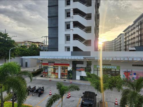 Empirestatecation at Leaf Residences