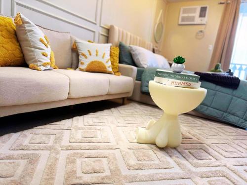 Cozy Unit near Venice Grand Canal Mall McKinley Hill Taguig
