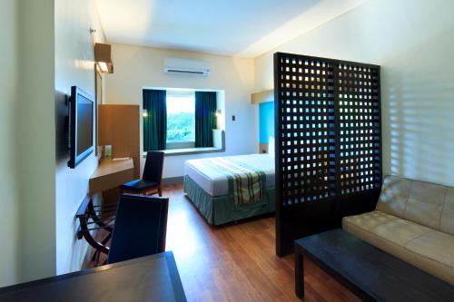 Microtel by Wyndham South Forbes