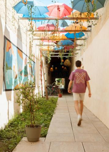 Yasi Hostel