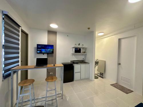 Stylish Minimalist Comfort Stay Beside EK