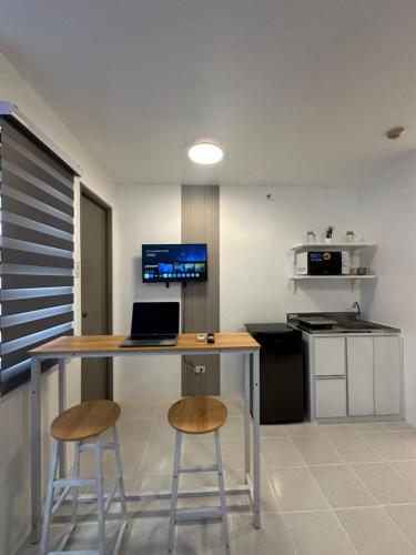 Stylish Minimalist Comfort Stay Beside EK