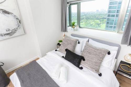 Julias Upscale Airy Getaway 1 BR Golf View