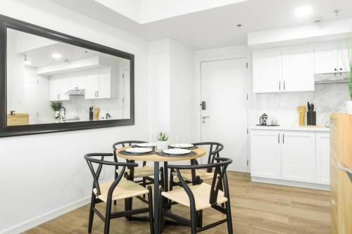 Julias Upscale Airy Getaway 1 BR Golf View