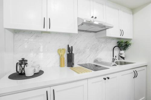 Julias Upscale Airy Getaway 1 BR Golf View