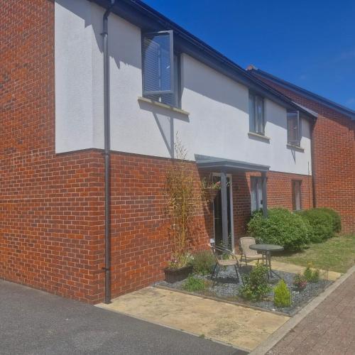 The Lancers - Modern Double Room with En-Suite, Parking & Fast WiFi - Close to Eurotunnel