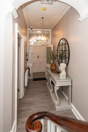 The Ivy House On Clarendon