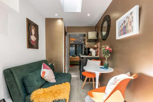 Tiny House with Parking & Patio by Cool Bloo