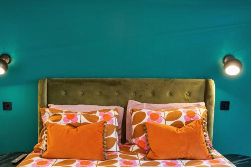 Tiny House with Parking & Patio by Cool Bloo