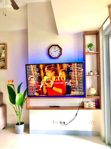 Cosy 1BR Uptown BGC with Balcony and Swimming Pool