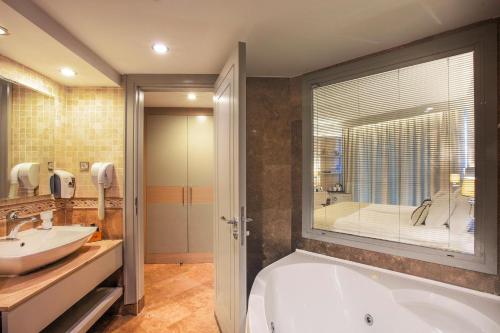 Charisma De Luxe Hotel