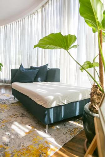 Glass House w Stunning View in Poblacion Makati