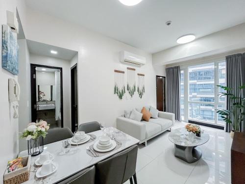 Modern 1BR w Exclusive Pool Access