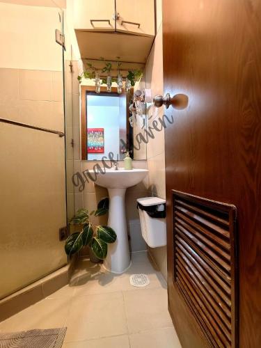 Chill Vibes in Ridgewood near NAIA Terminal 3, BGC and Venice with Lap pool, WIFI and Netflix