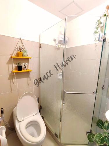 Chill Vibes in Ridgewood near NAIA Terminal 3, BGC and Venice with Lap pool, WIFI and Netflix