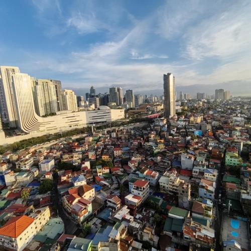 Chill Vibes in Ridgewood near NAIA Terminal 3, BGC and Venice with Lap pool, WIFI and Netflix