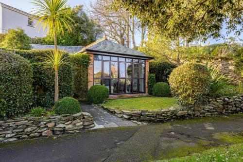 Charming Summerhouse Annexe in lush gardens in Fowey