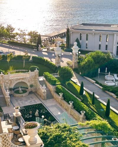 Astor Garden Hotel