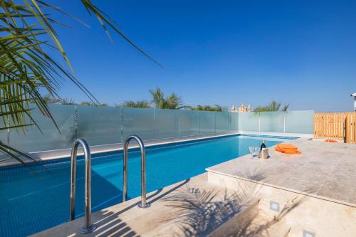 Salmar Court Holiday Apartments with Pool
