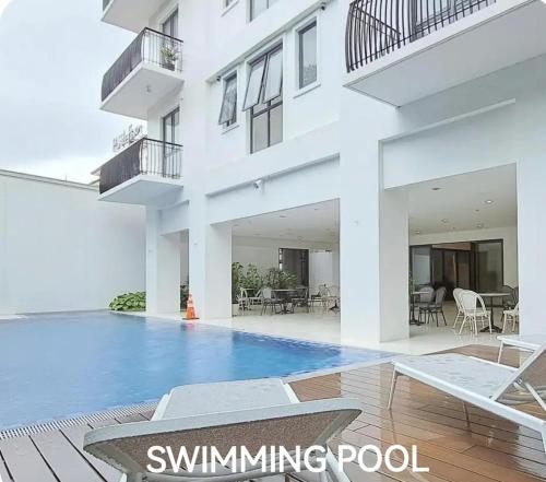 Debbie's Modern 1 BR Condo Unit