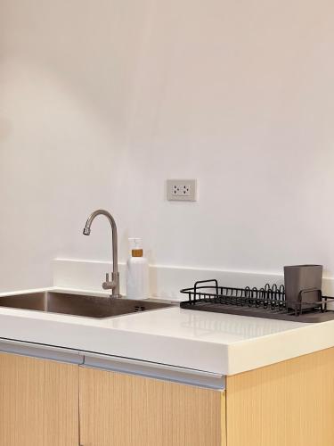 Debbie's Modern 1 BR Condo Unit