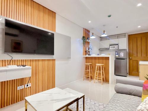 Debbie's Modern 1 BR Condo Unit