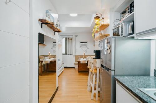 Coastal Studio in KL Tower Serviced Residences, Greenbelt, Makati! Maximum capacity 5 pax