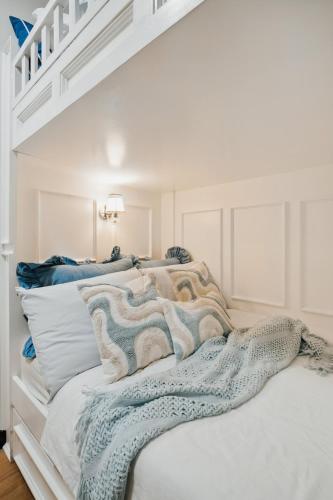 Coastal Studio in KL Tower Serviced Residences, Greenbelt, Makati! Maximum capacity 5 pax