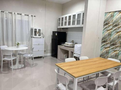 2 bedroom cute log house in Bacolod- near NGC