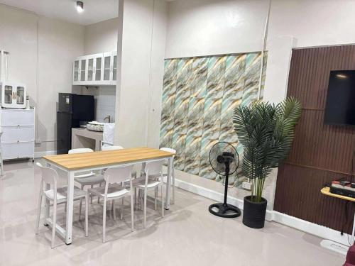 2 bedroom cute log house in Bacolod- near NGC