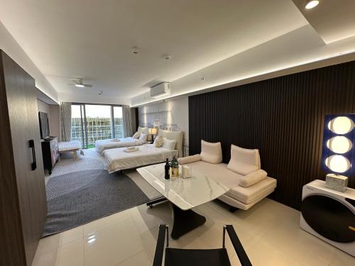 Luxury Hotel near City of Dreams, Solaire, NAIA, and MOA - City of Bridge