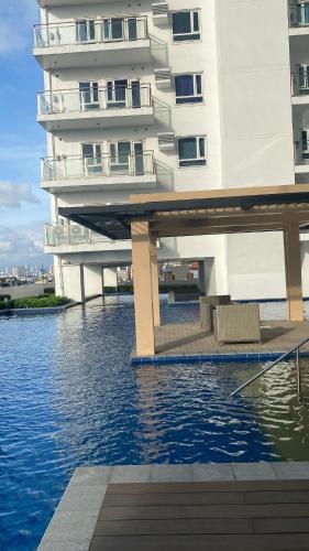Grand View Tower Queen Bed Modern Condo