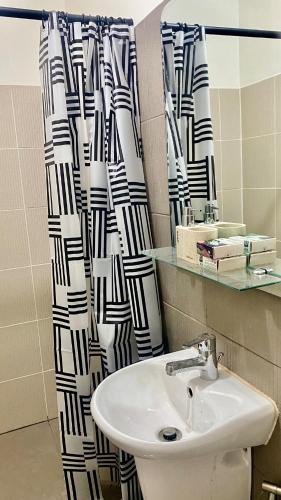 Grand View Tower Queen Bed Modern Condo