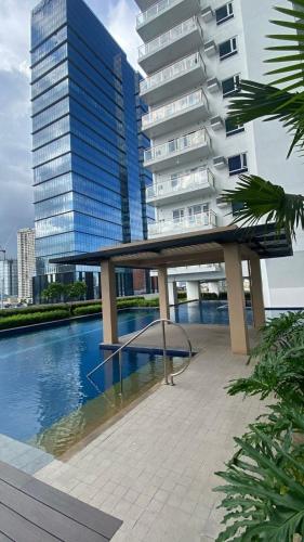 Grand View Tower Queen Bed Modern Condo