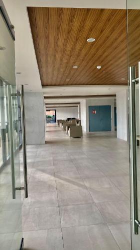 Grand View Tower Queen Bed Modern Condo