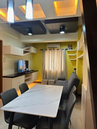 1-Bedroom condo with pool across NAIA Terminal 3