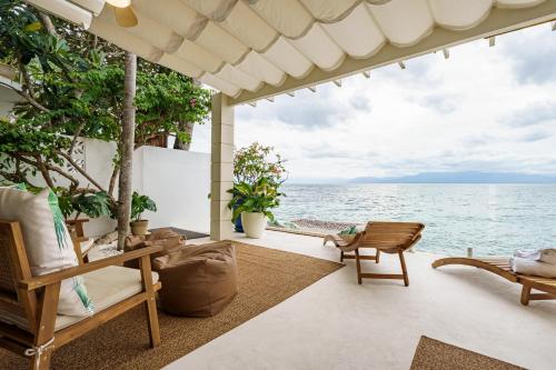 Kala Zoe Beachfront living