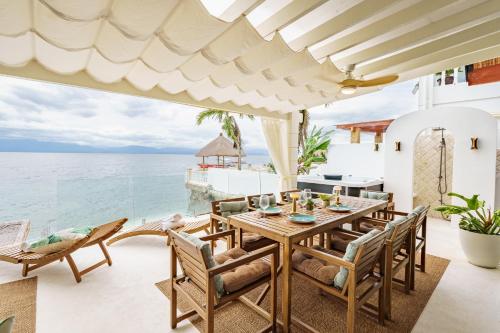 Kala Zoe Beachfront living