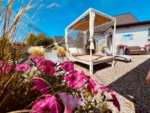 Biale Domki Paula Rewal - Domki z klimatyzacja, w obiekcie Jacuzzi i darmowe Wifi!