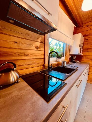 Biale Domki Paula Rewal - Domki z klimatyzacja, w obiekcie Jacuzzi i darmowe Wifi