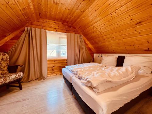 Biale Domki Paula Rewal - Domki z klimatyzacja, w obiekcie Jacuzzi i darmowe Wifi