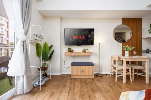 AMANI 132B with Pool View, Near Airport, Mall, Free Pool, Gym, Netflix, 200 Mbps Wi-fi