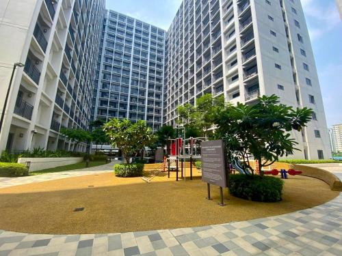 Shore2 Condo 1BR Balcony, Wifi, Pool, MOA, Airport