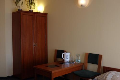 Academus Cafe/Pub & Guest House