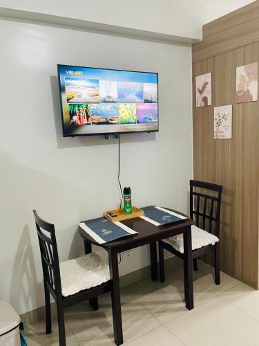12 Minutes from Mall of Asia - Spacious Condo with Balcony & Hot Shower