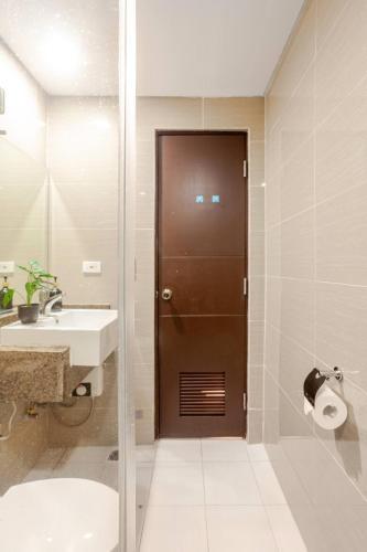 Roam & Rest Staycation near NAIA Manila Airport and free WiFi