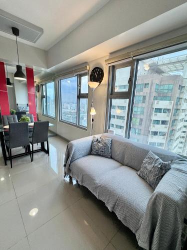 Cozy 1BR Condo in Manila Near US Embassy and Robinsons Place Manila